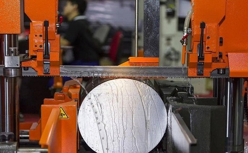 通山立式金属带锯床切削出现跑带故障解决方法！